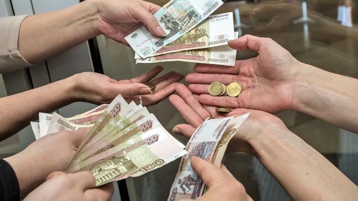 Кому в октябре поднимут зарплату, вернут налоги и перестанут платить пособия 