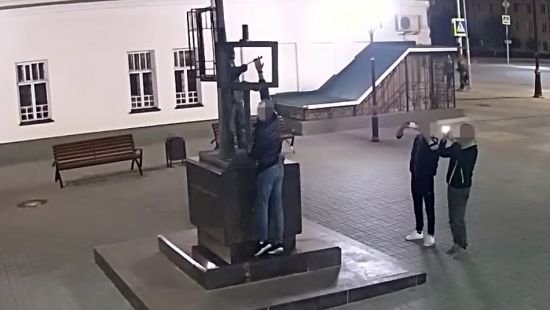 Вандалы вырвали фонари, выкопали туи и украли урны