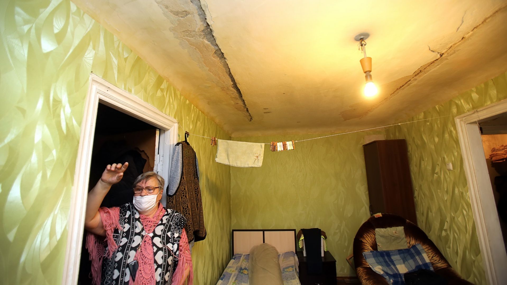 В воронежской хрущёвке падает потолок