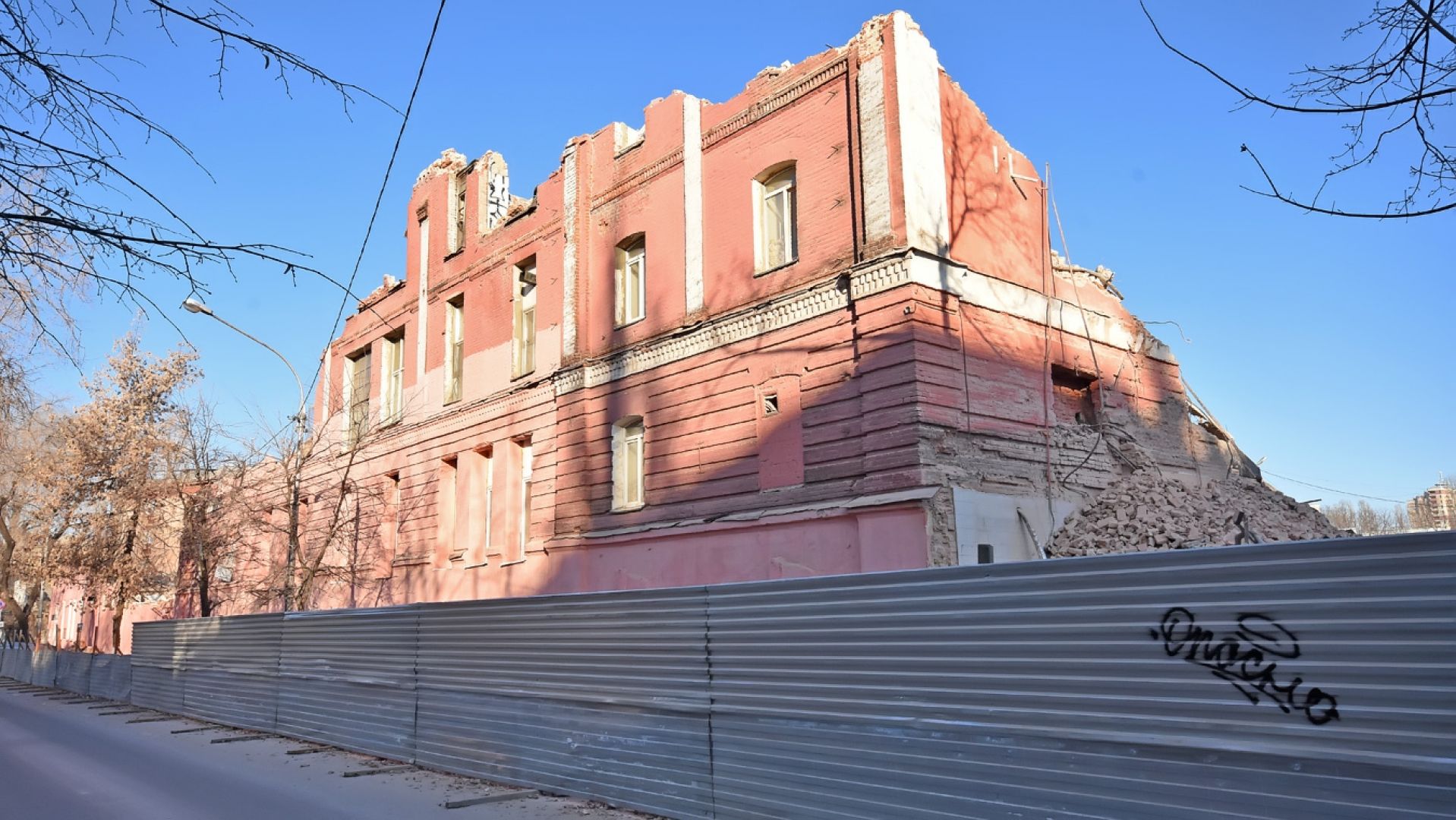 Почти полностью разрушенный хлебозавод поставили на госохрану