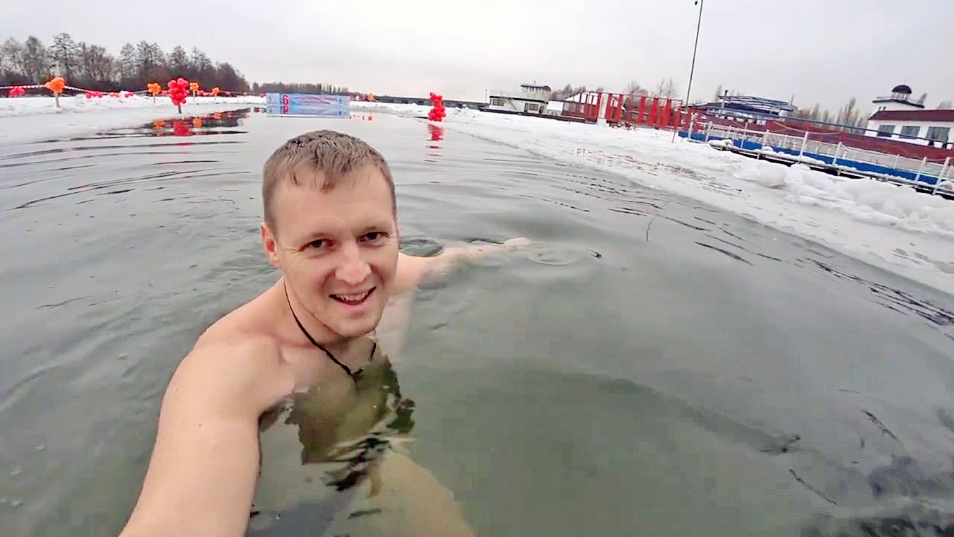 Липчанин проплыл в ледяной воде 200 метров