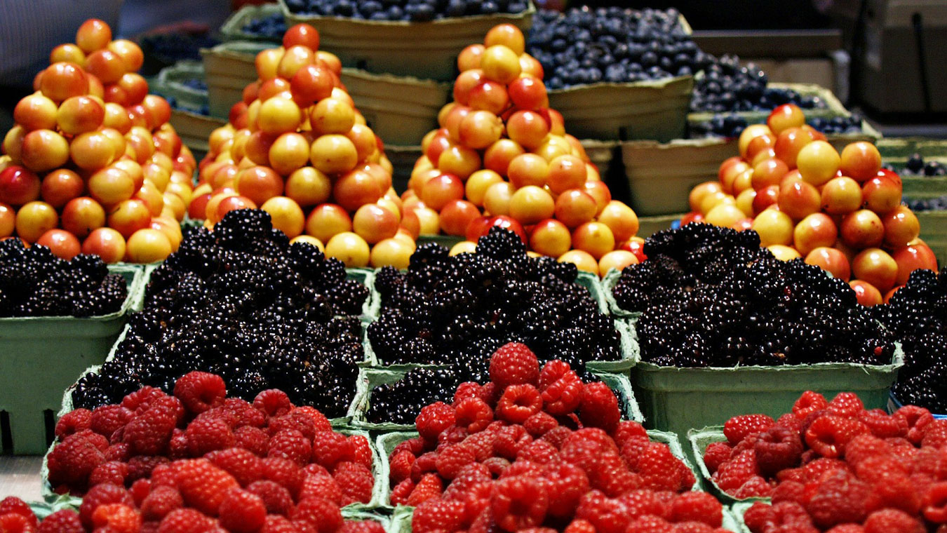 Как сохранить фрукты и ягоды свежими пару недель