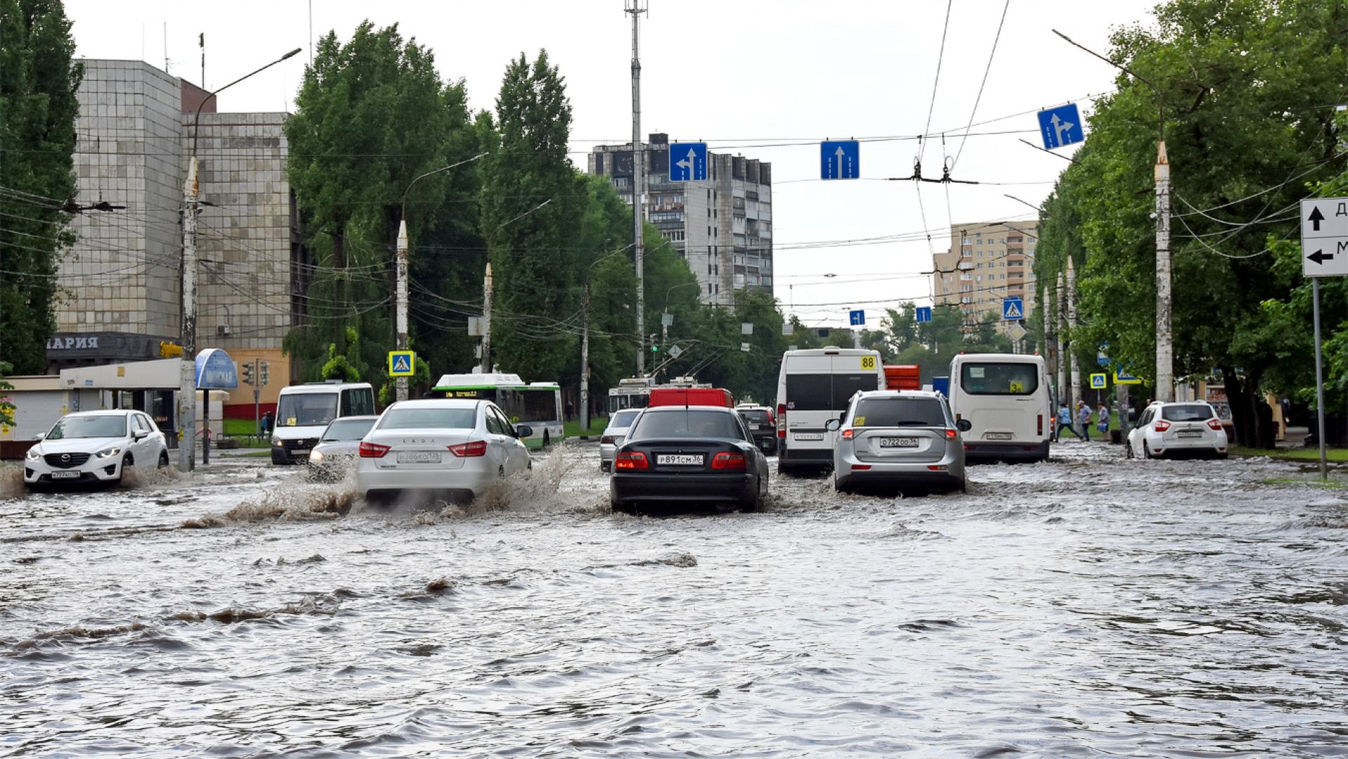 Как проехать глубокую лужу и не угробить автомобиль