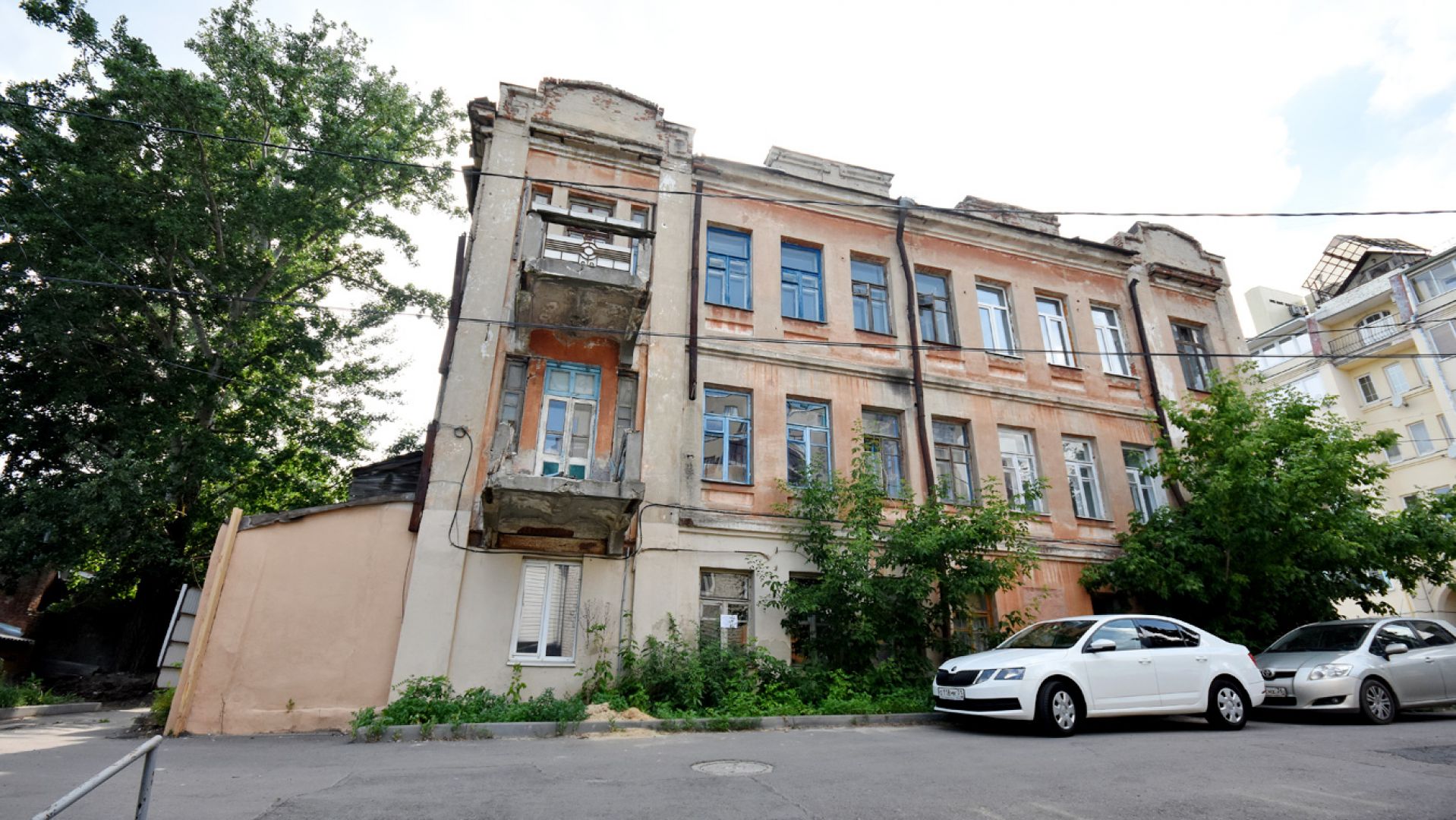 Вандалы разворовывают старинный воронежский дом