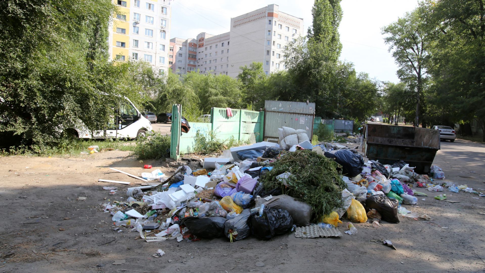 «Мы платим за чужой мусор, а в нашем дворе постоянно грязь»
