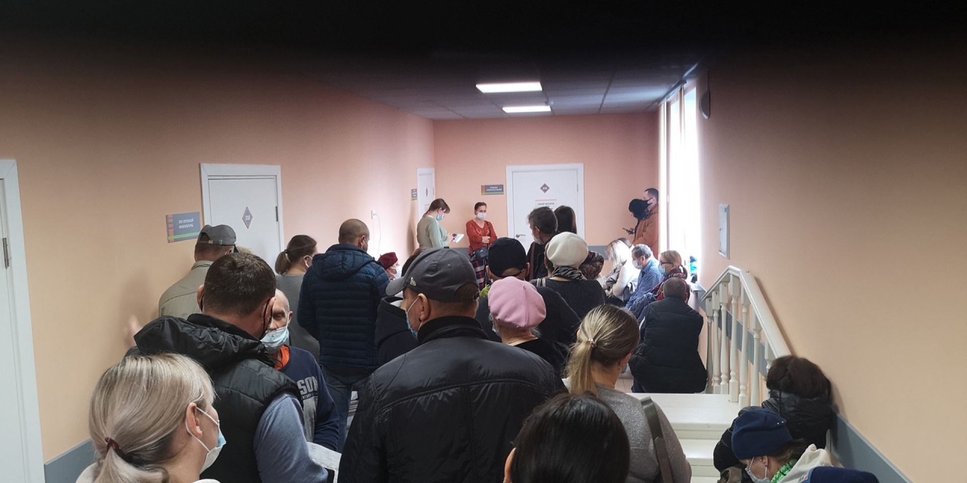 «Не губите людей!»: коронавирусные очереди добрались до районных больниц