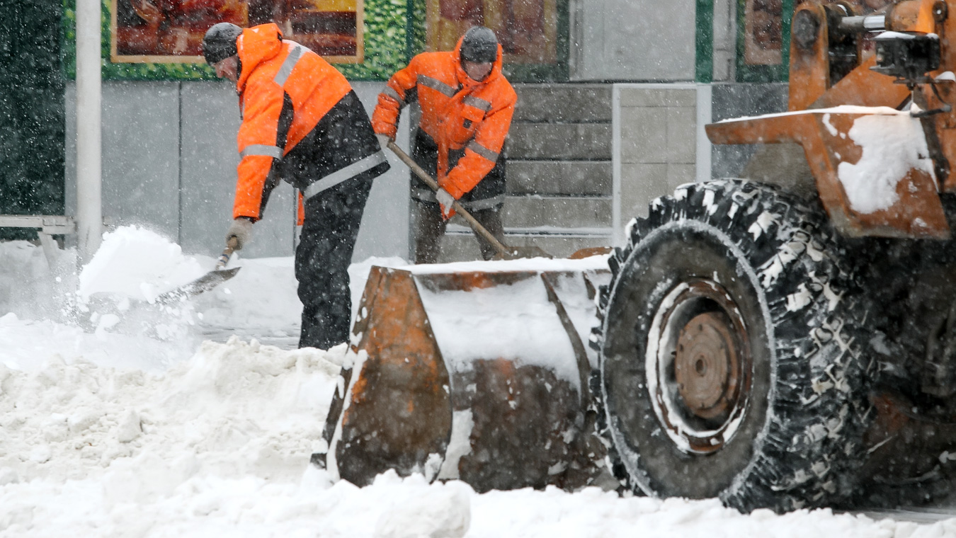 Городские службы не успевают убирать снег