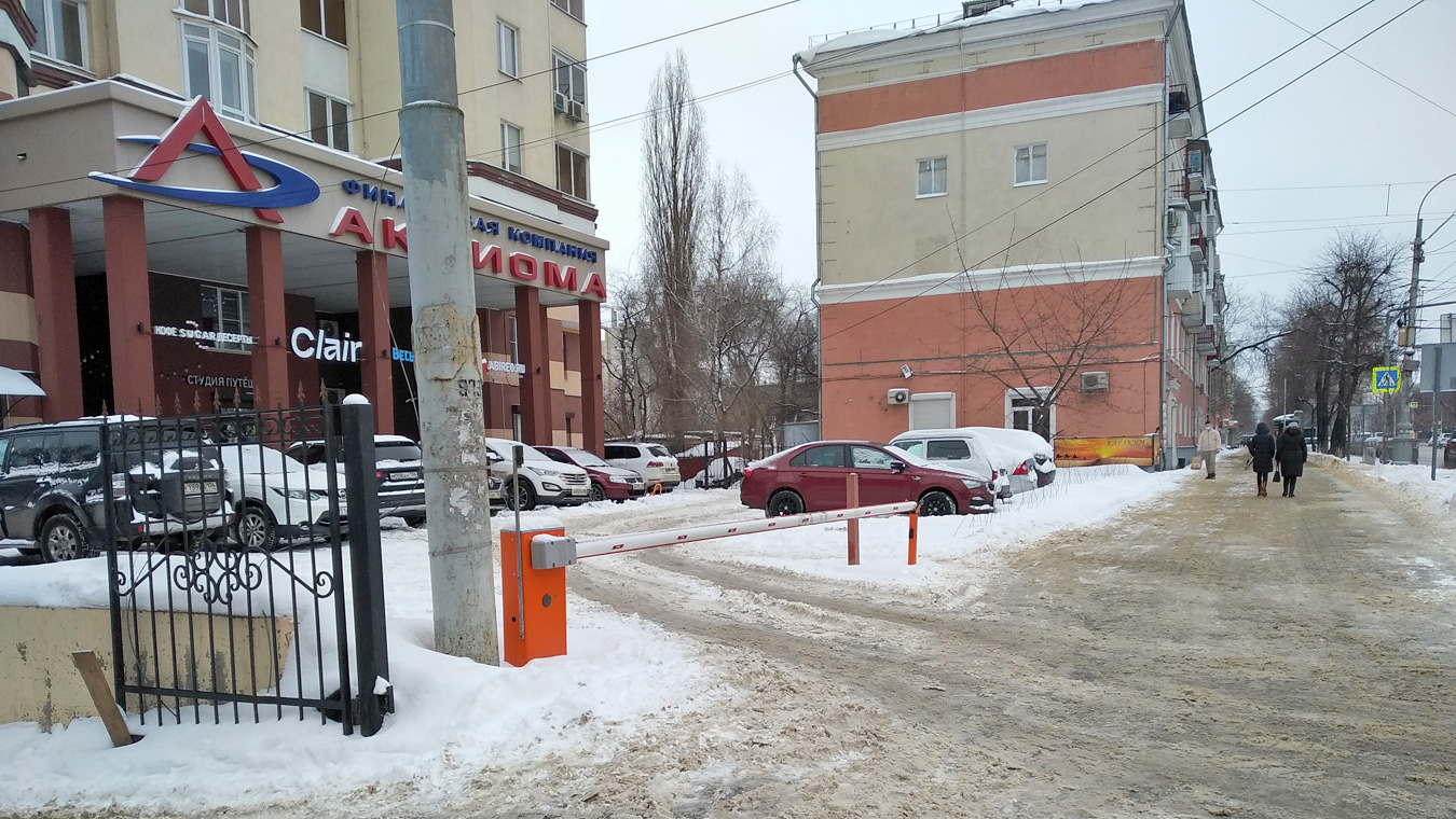 Почему улица Коммунаров превратилась в пешеходный ад?