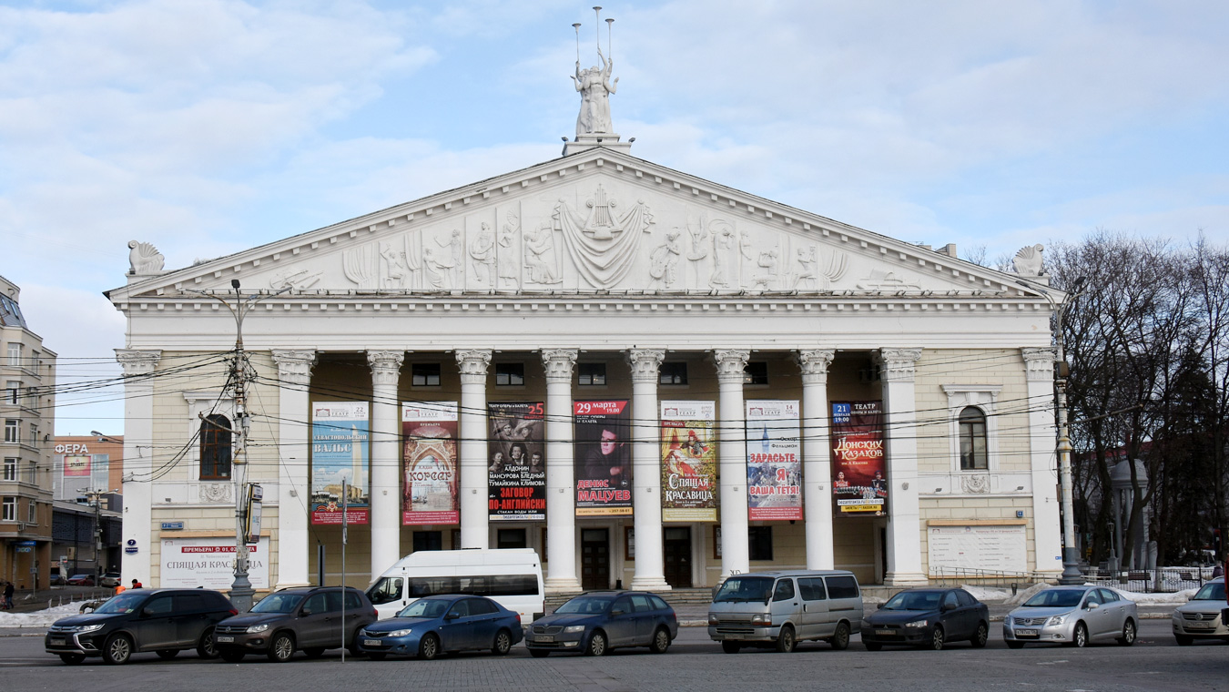 Оперный театр не будут «поднимать» над площадью
