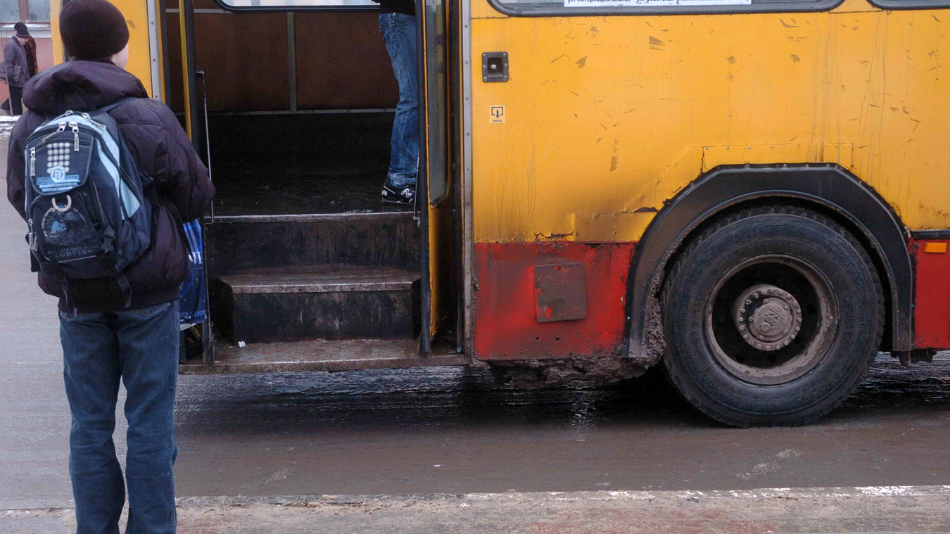 Водитель в Ельце вытолкнул школьника из автобуса в лужу