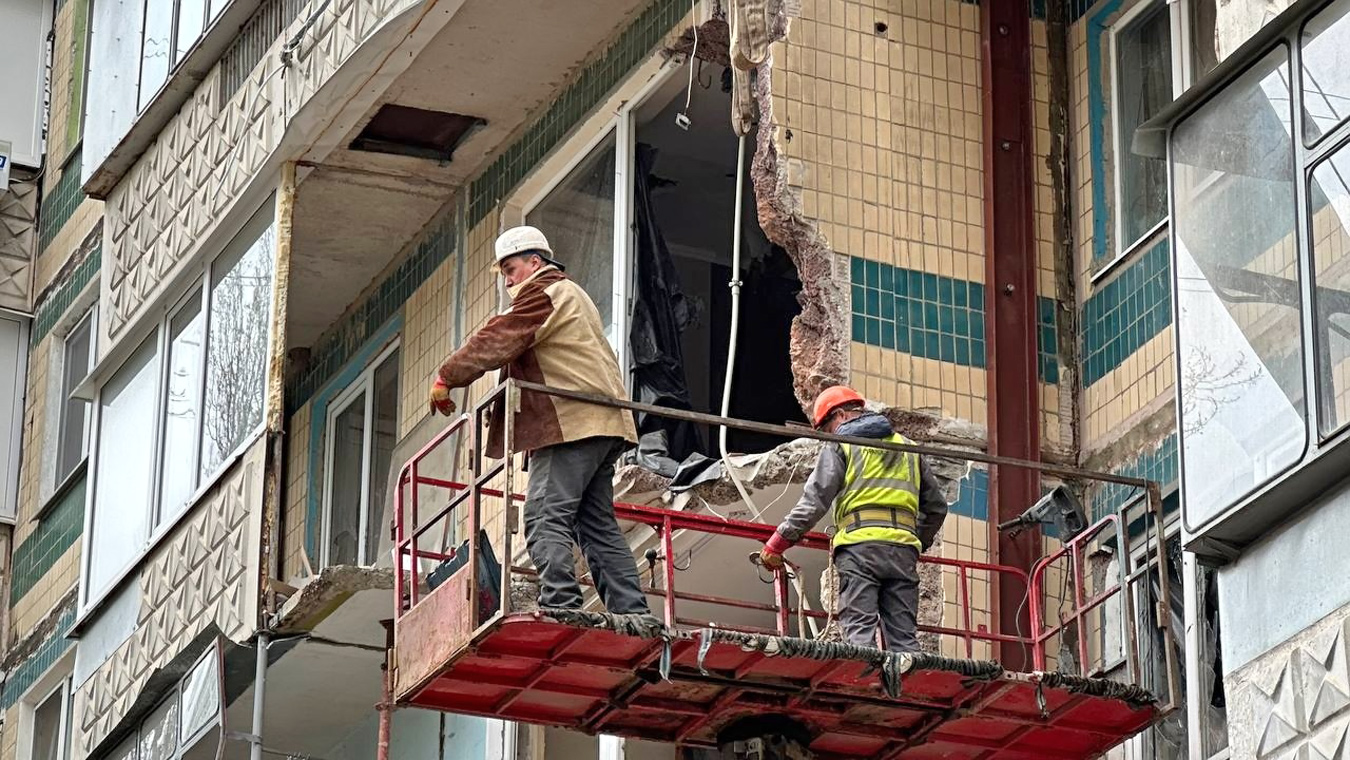 В Белгороде начали капремонт многоэтажки, повреждённой авиабомбой
