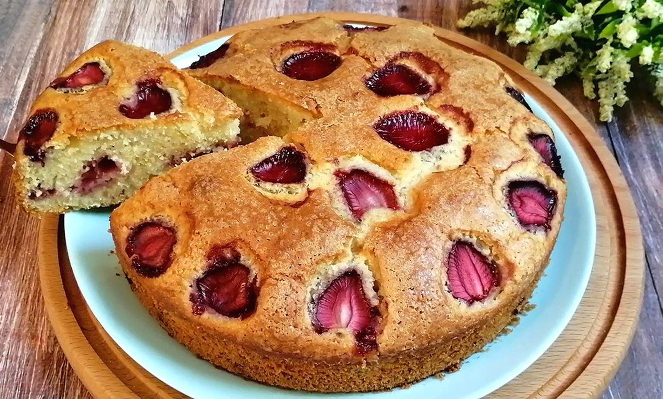 Пирог с клубникой в мультиварке