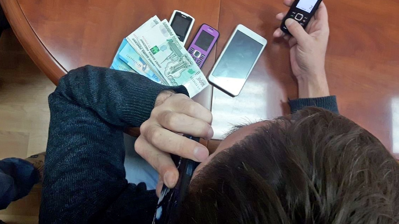 Перевели человек. Телефонные мошенники 2021. Мошенники выманили. Мошенничество на три миллиона. Телефонное мошенничество на три миллиона.