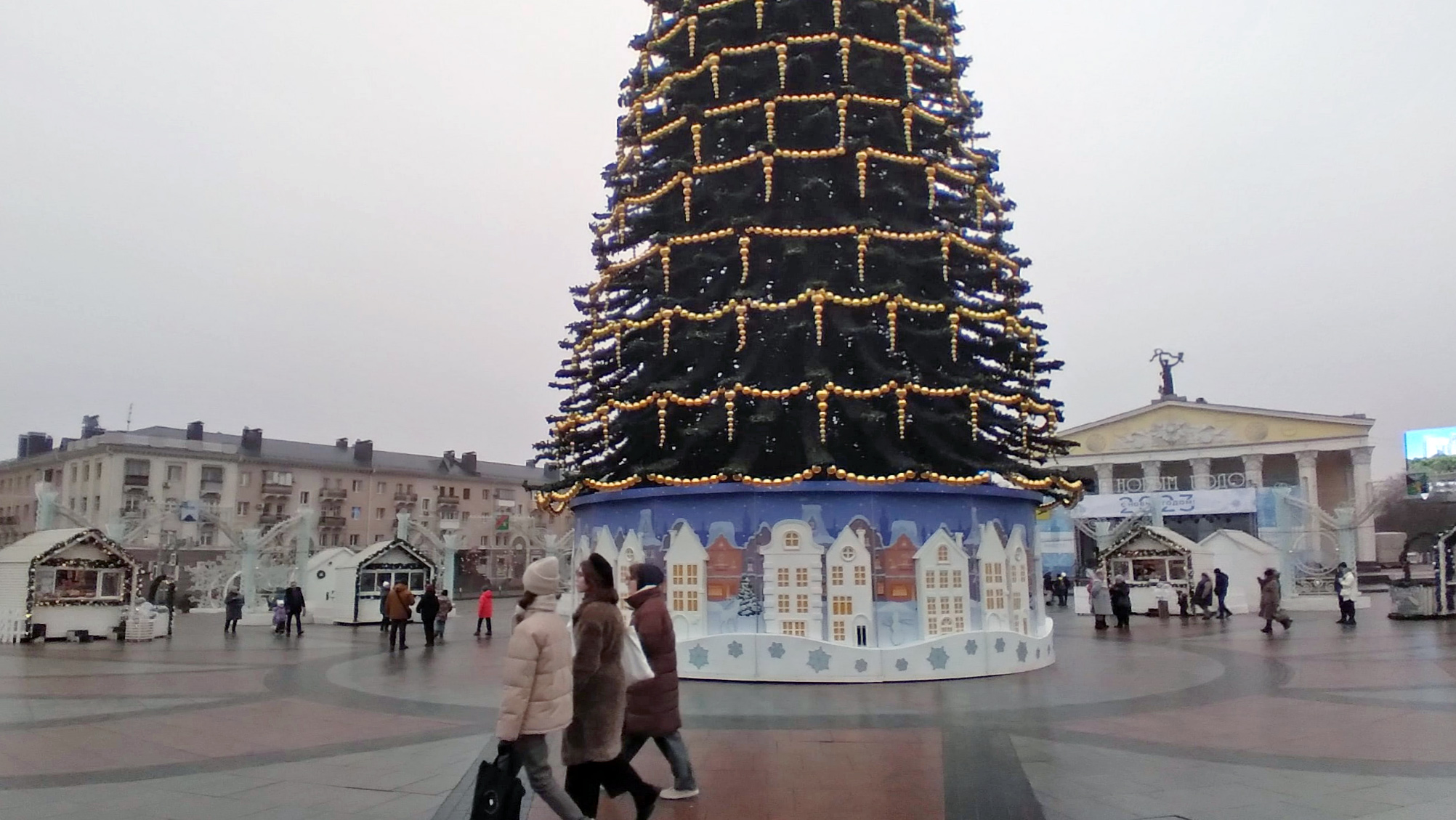 Белгородцы отметят Новый год со старой ёлкой и новым катком