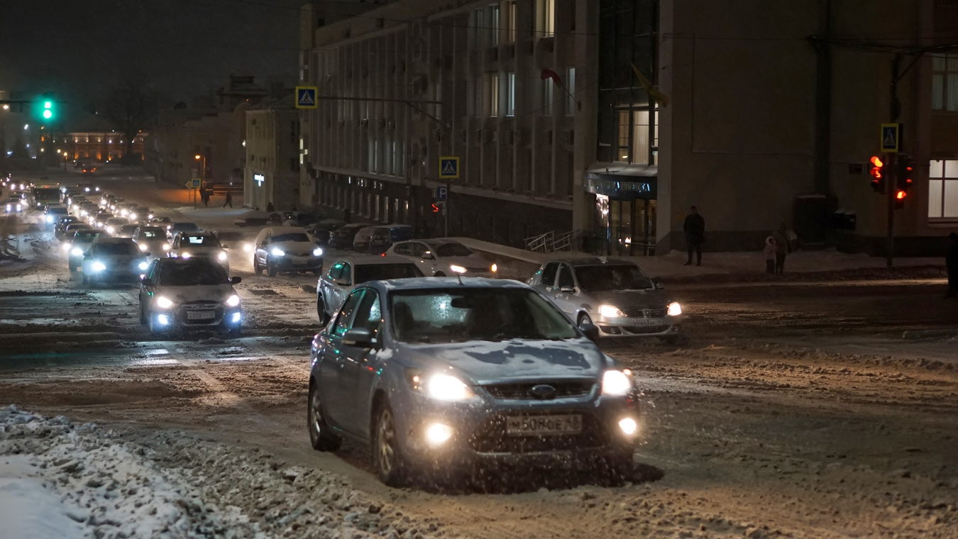 Чистить дороги от снега в Липецке начинают в 4 утра