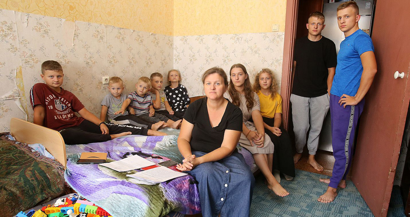 Семья с 11 детьми добилась от чиновников ещё 5 миллионов матпомощи