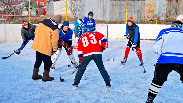 «Спортплощадку строили мы, а хвастаются городские власти»