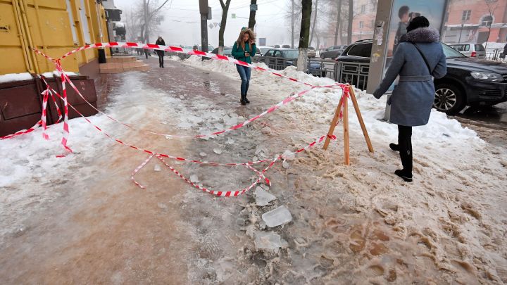 В центре Воронежа глыба льда покалечила женщину