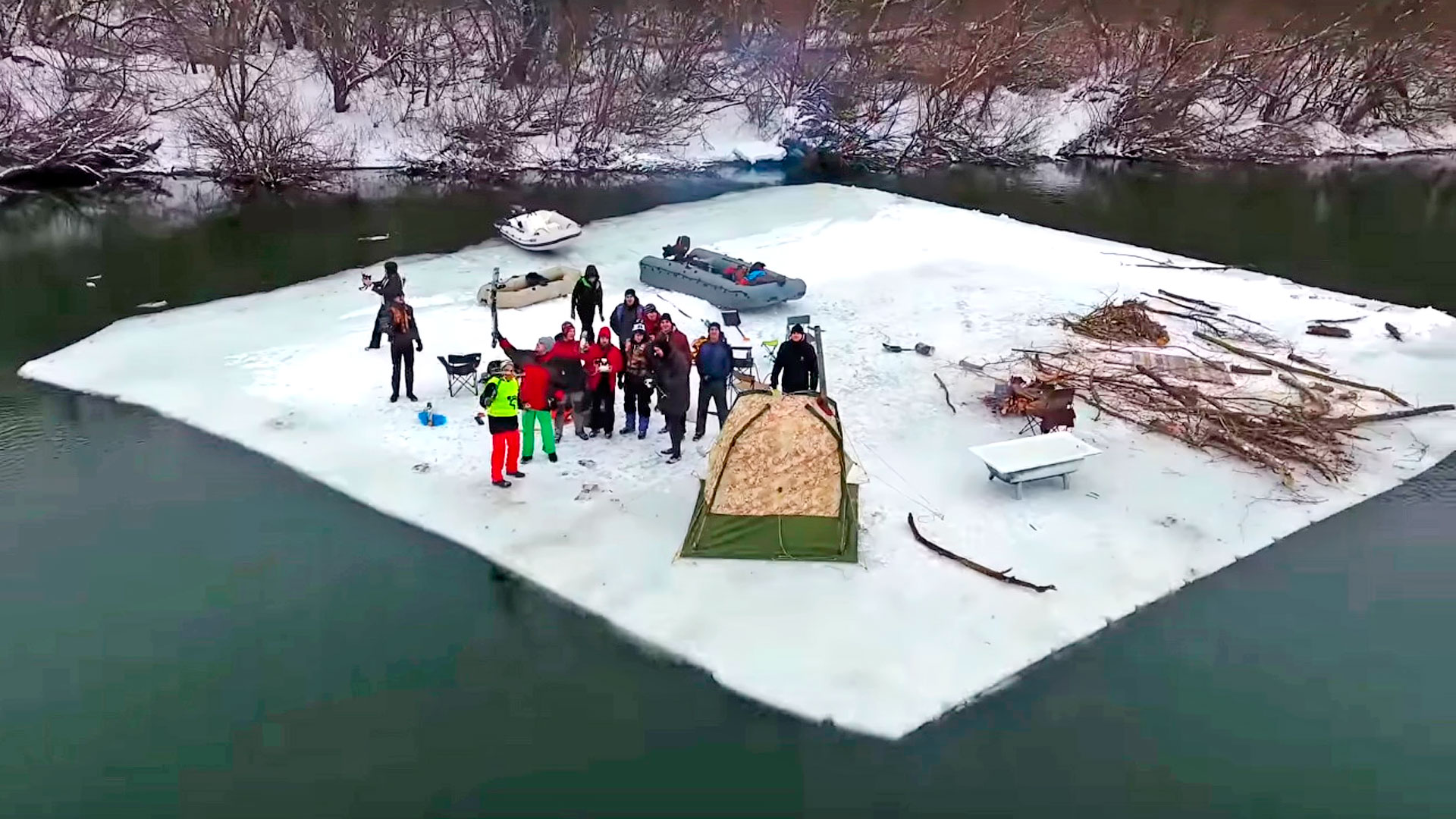 Воронежские экстремалы устроили пикник на плавающей льдине