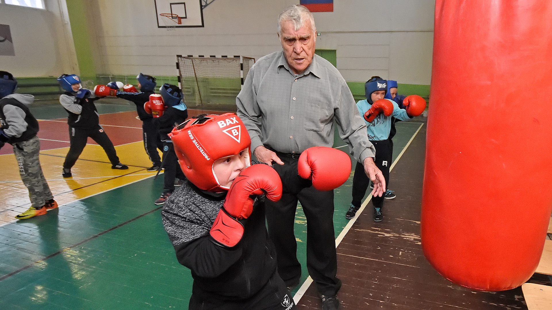 85-летний боксёр бесплатно тренирует больше ста человек