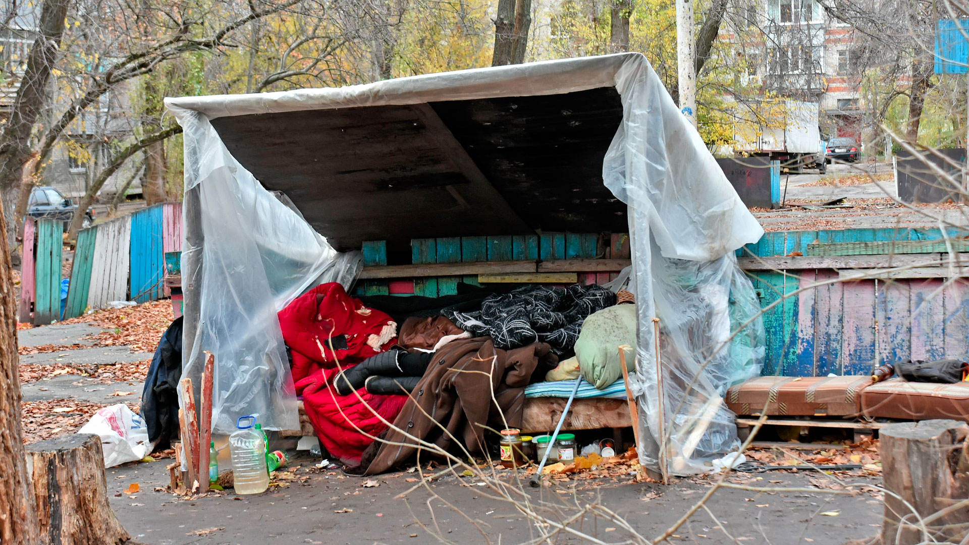Бездомная женщина 8 месяцев живёт во дворе многоэтажки