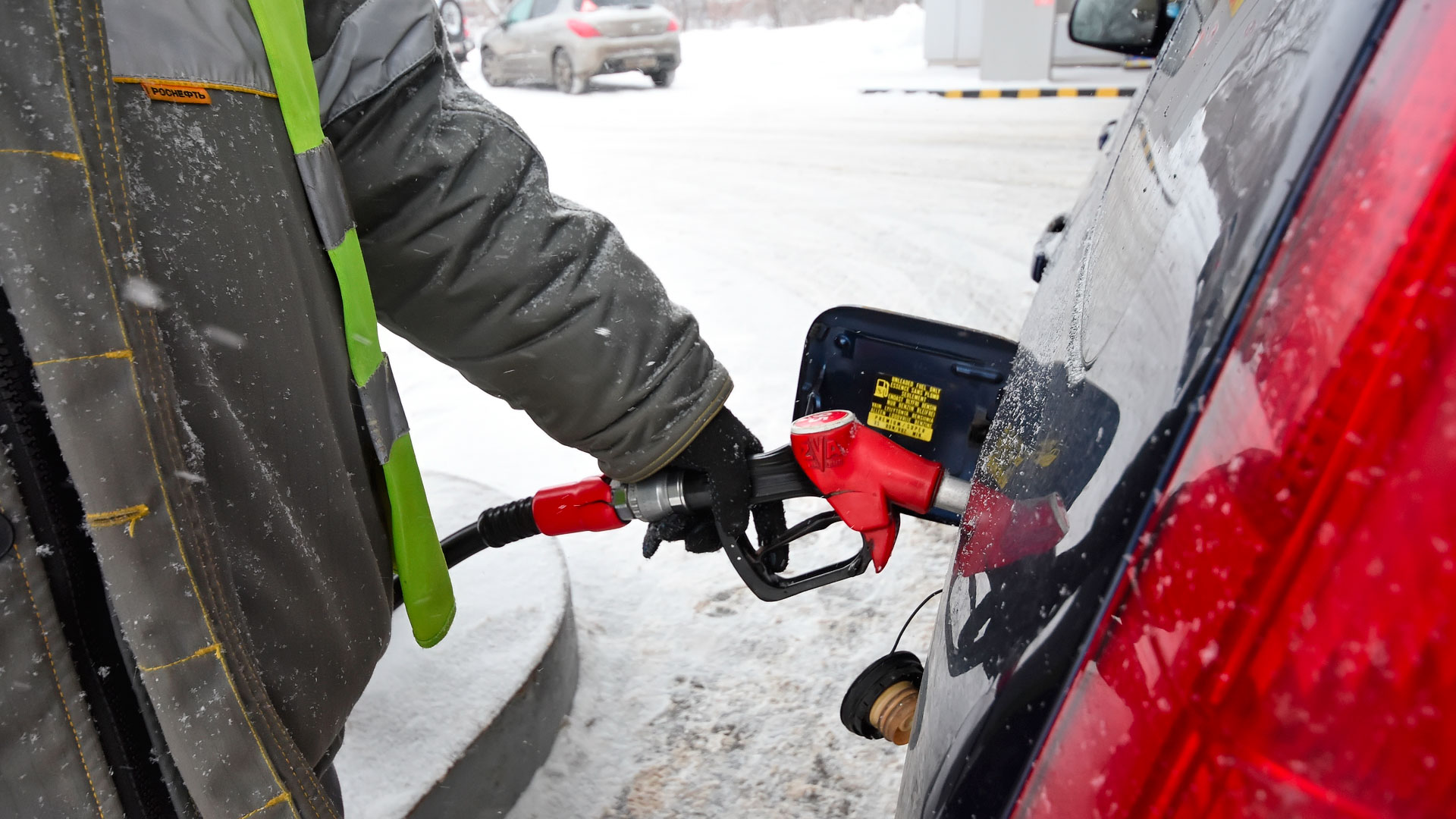 Почему цены на бензин подняли, не дождавшись весны?