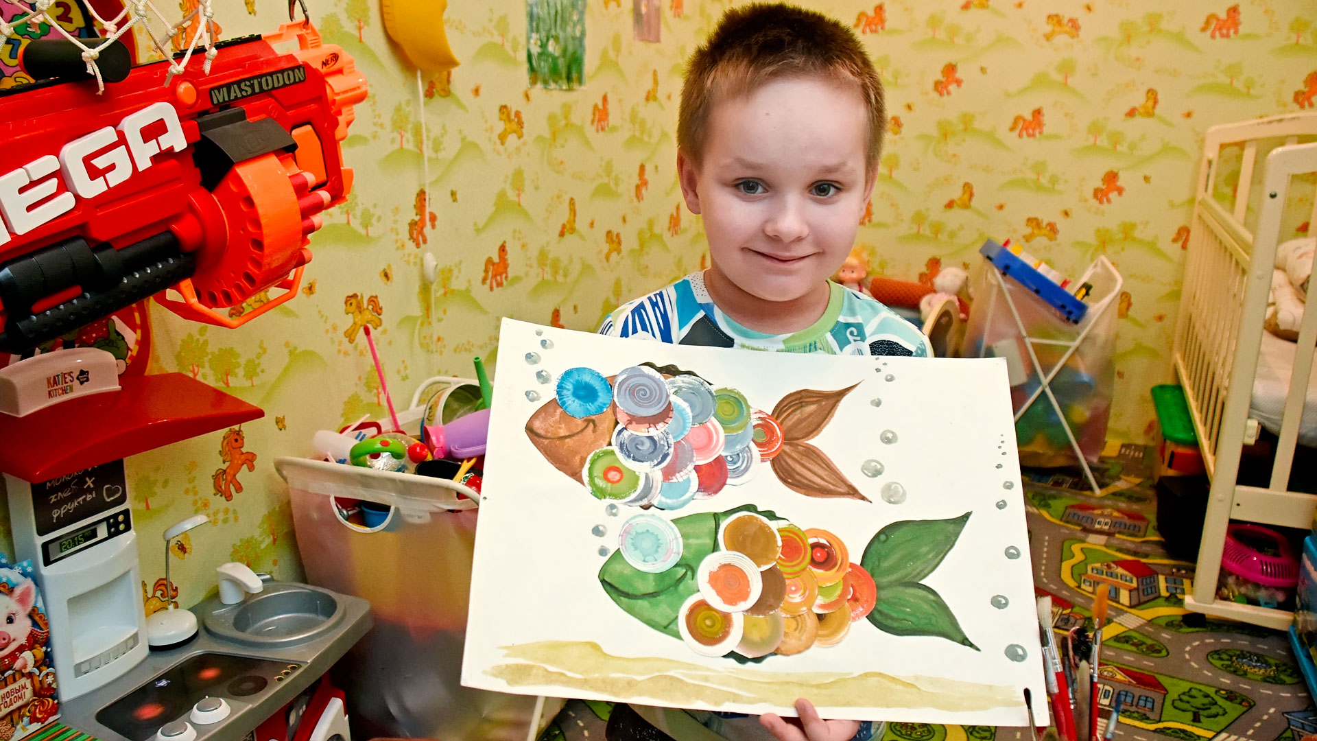 Маленький художник из Воронежа рисует игрушками, ветками и ногами
