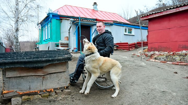26-летнего инвалида Сашу чиновники хотели сдать в дом престарелых