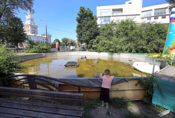 Парк в центре города превратился в опасную свалку