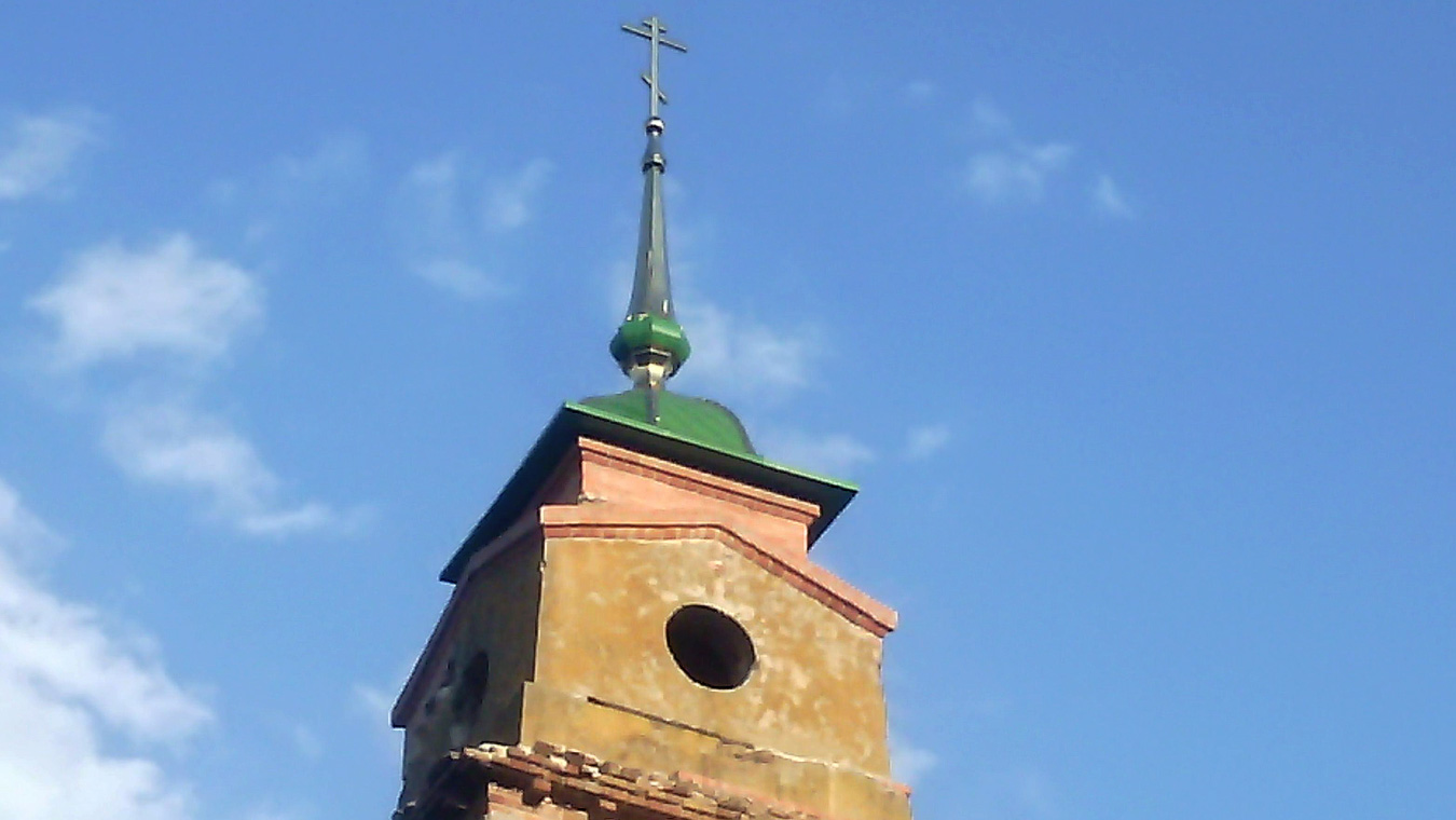 На разрушенной колокольне появились купол и крест