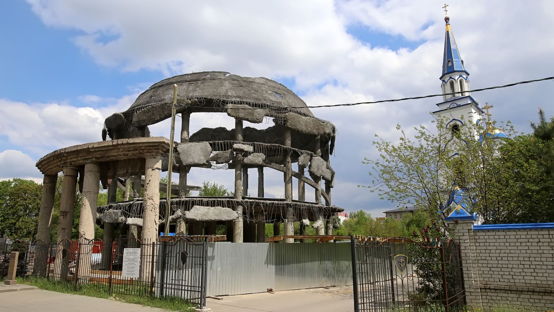 Ротонду спасли, но открывать не стали