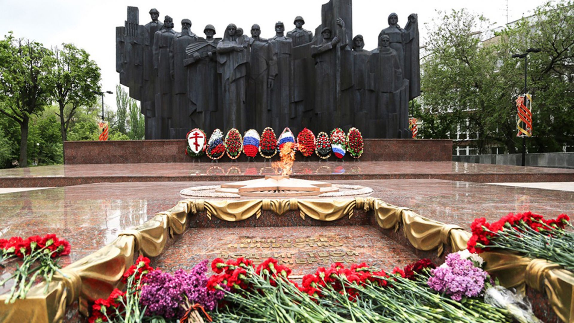 На площади Победы торжественно зажгли вечный огонь