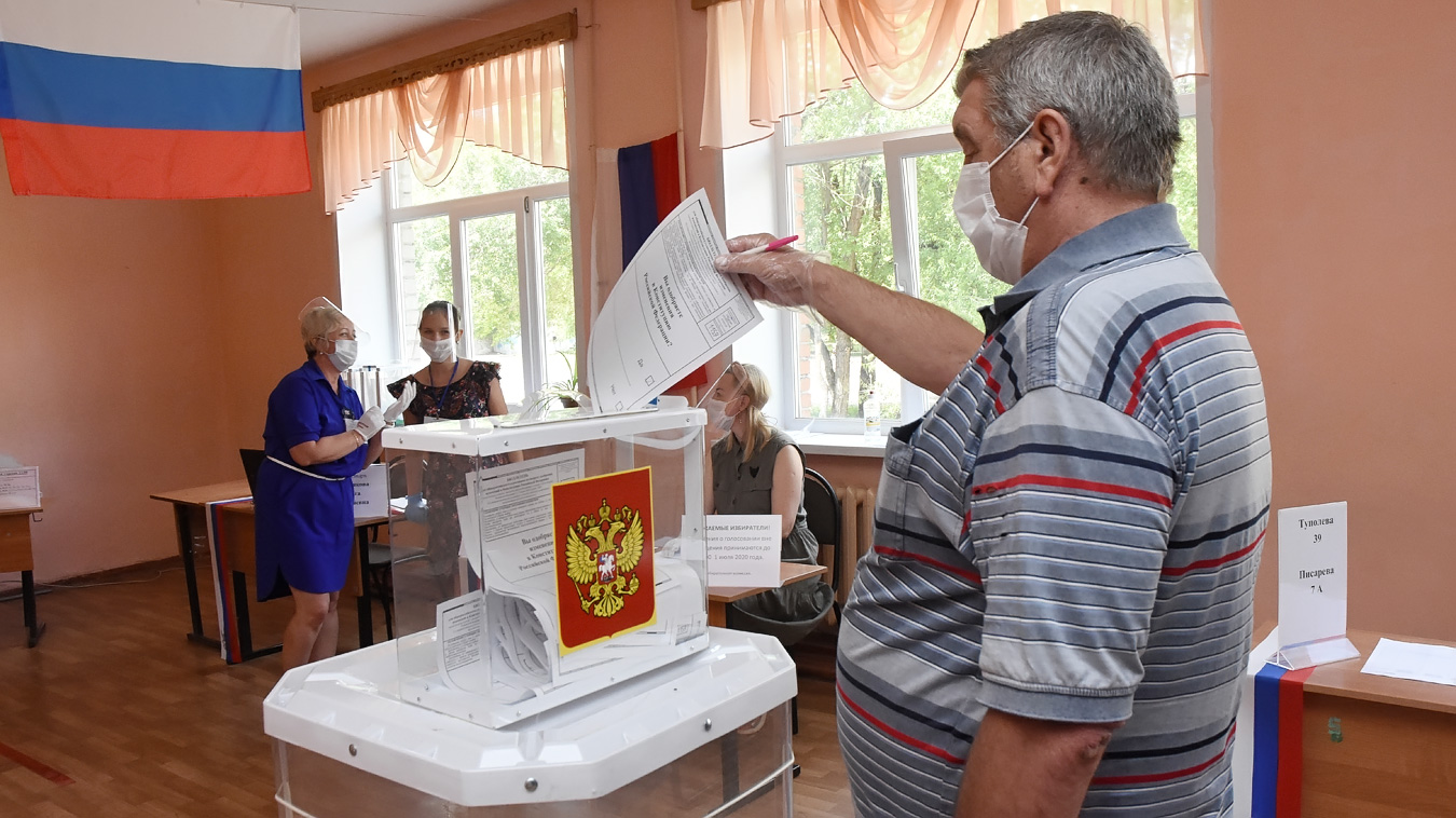 Воронежцы голосуют по поправкам одноразовыми ручками